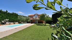 A house with a swimming pool, a well-maintained lawn, and a garden. - House Haus Petar (Kastelir-Labinci)