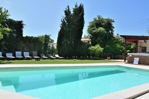 Outdoor pool, pool umbrellas - House Haus Petar (Kastelir-Labinci)