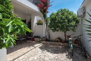 Courtyard - Apartment Gloria (Tisno)