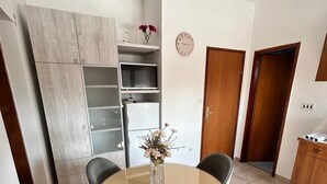 Apartemen (A2) | Tempat makan