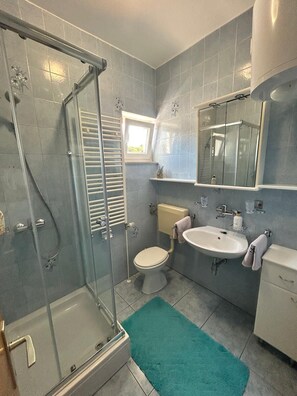 Apartment (A1) | Badezimmer | Dusche, Handtücher