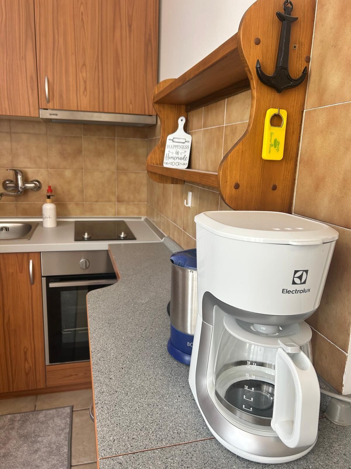 Refrigerador, horno, placa de cocina, cafetera expreso