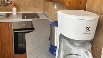 Departamento (A1) | Cocina privada | Refrigerador, horno, parrilla de estufa y cafetera de espresso