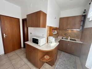 Apartment (A2) | Private kitchen | Fridge, oven, stovetop, espresso maker - Apartments Raste (Tisno)