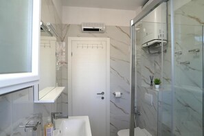 Appartement (A1) | Salle de bain | Douche, serviettes fournies, papier de toilette
