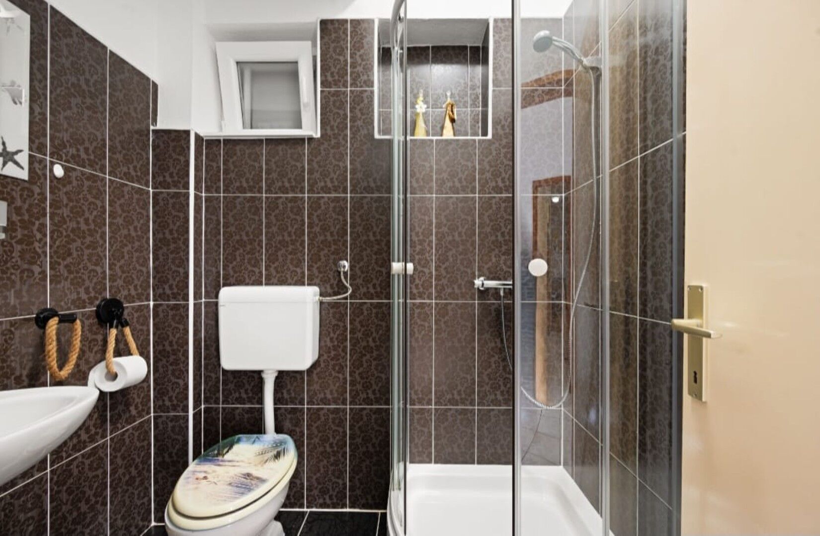 House | Bathroom | Shower, towels, toilet paper
