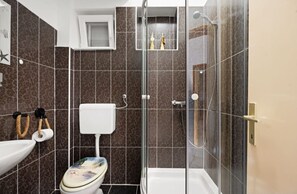 Casa | Bagno | Doccia, asciugamani, carta igienica
