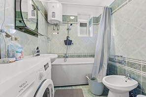 Apartment (A1) | Bathroom | Bathtub, bidet, towels, soap - Apartment Vinez (Labin)