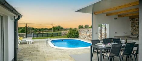 สระว่ายน้ำกลางแจ้ง, สระว่ายน้ำไร้ขอบ เปิด 24 ชม., ร่มริมสระว่ายน้ำ