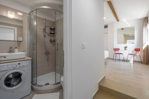 Ferienhaus | Badezimmer | Dusche, Handtücher, Seife, Toilettenpapier