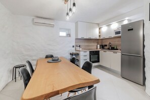 Nhà | Bếp riêng | Tủ lạnh, lò vi sóng, lò nướng, bếp nấu 