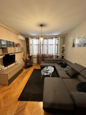 Apartamento (A1) | Sala de estar | Una Smart TV