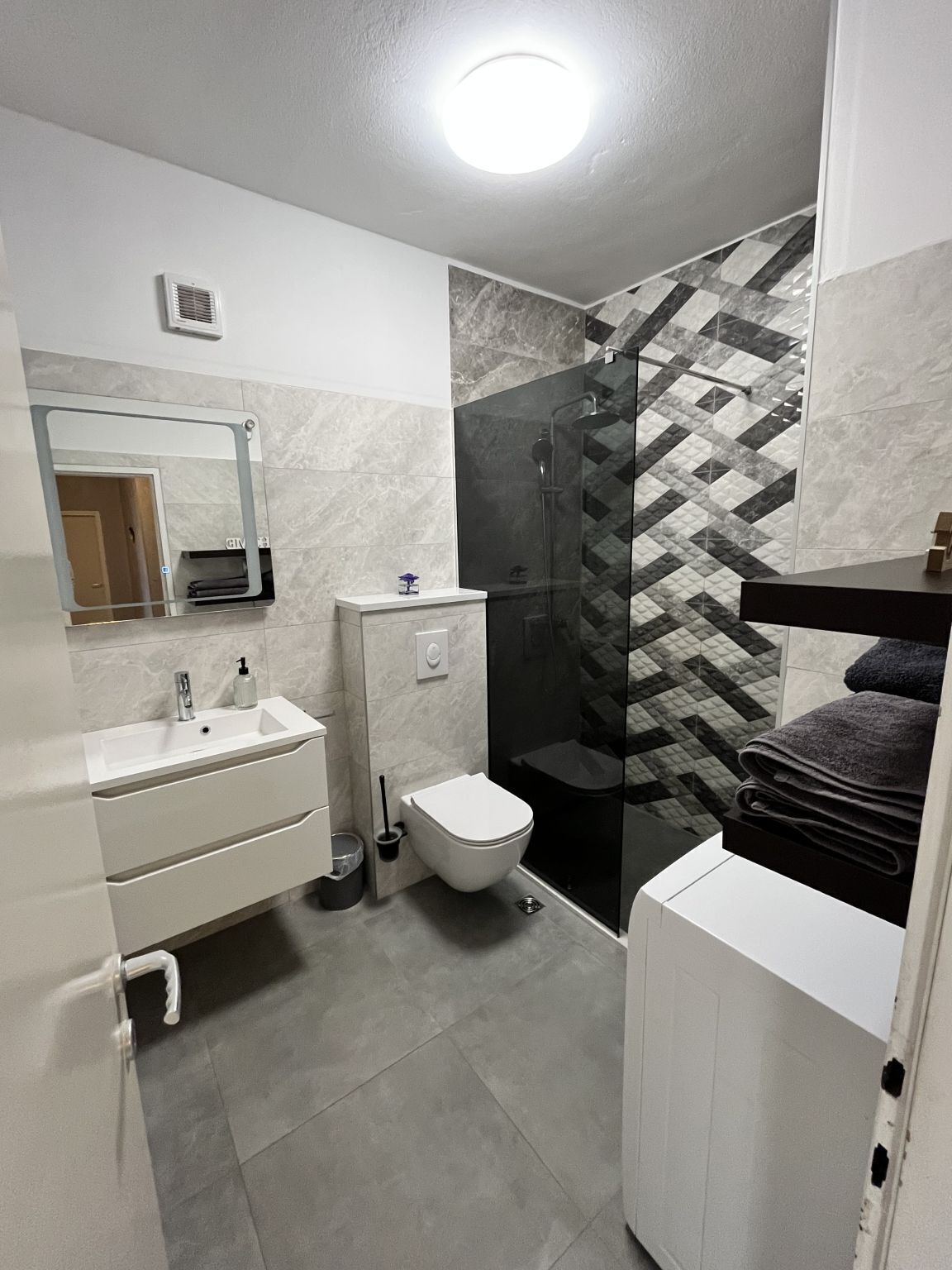 Apartment (A1) | Bathroom | Shower, towels, toilet paper
