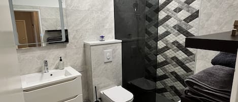 Departamento (A1) | Baño | Regadera, toallas, papel de baño