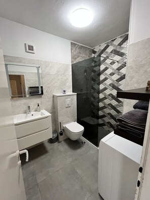 Apartamento (A1) | Baño | Ducha, toallas y papel higiénico