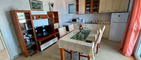 Apartment (A1) | Private kitchen | Fridge, microwave, oven, stovetop