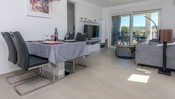 Apartment (A2) | Dining