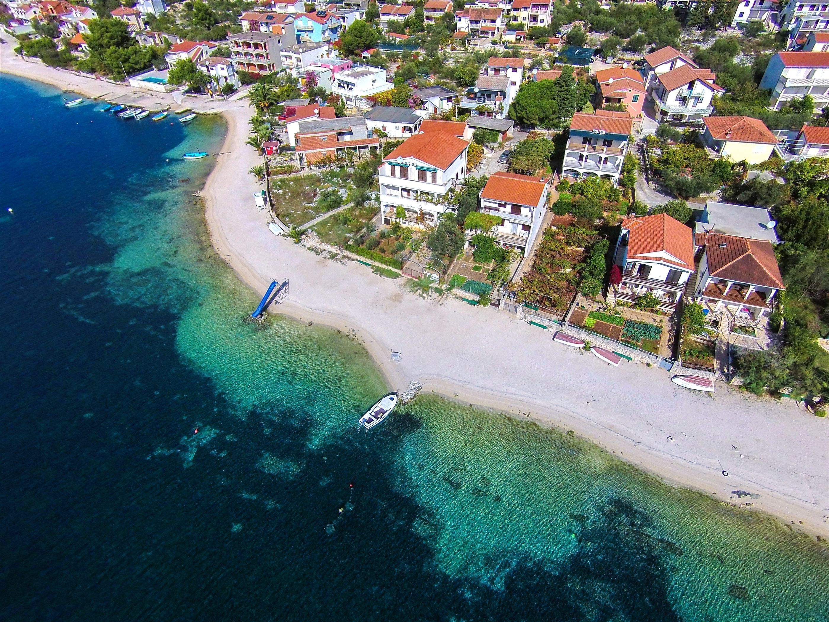 Pantai di sekitar