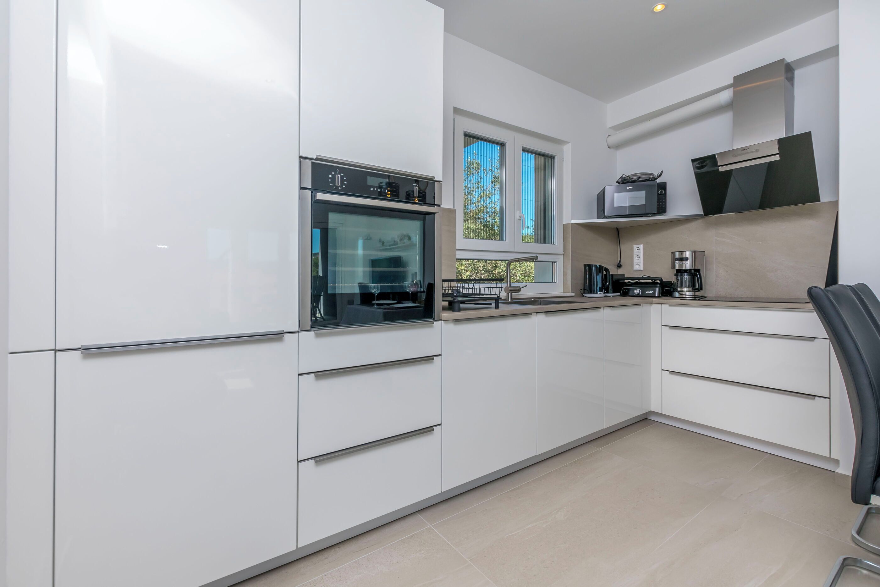 Departamento (A2) | Cocina privada | Refrigerador, microondas, horno y parrilla de estufa 