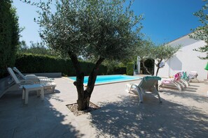 Outdoor pool, pool umbrellas, pool loungers - House Suncana (Porec)