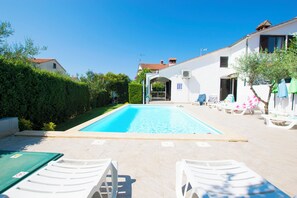 Outdoor pool, pool umbrellas, sun loungers - House Suncana (Porec)