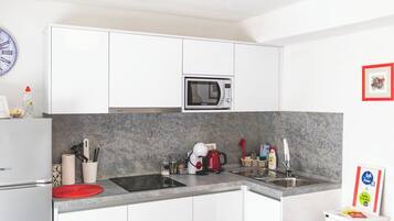 Studio (A1) | Private kitchen | Fridge, microwave, stovetop, espresso maker
