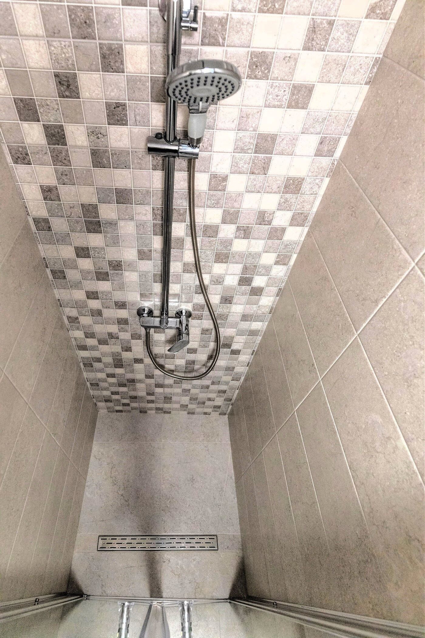 Studio (A1) | Badezimmer | Dusche, Handtücher, Toilettenpapier