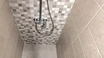 Studio (A1) | Badezimmer | Dusche, Handtücher, Toilettenpapier