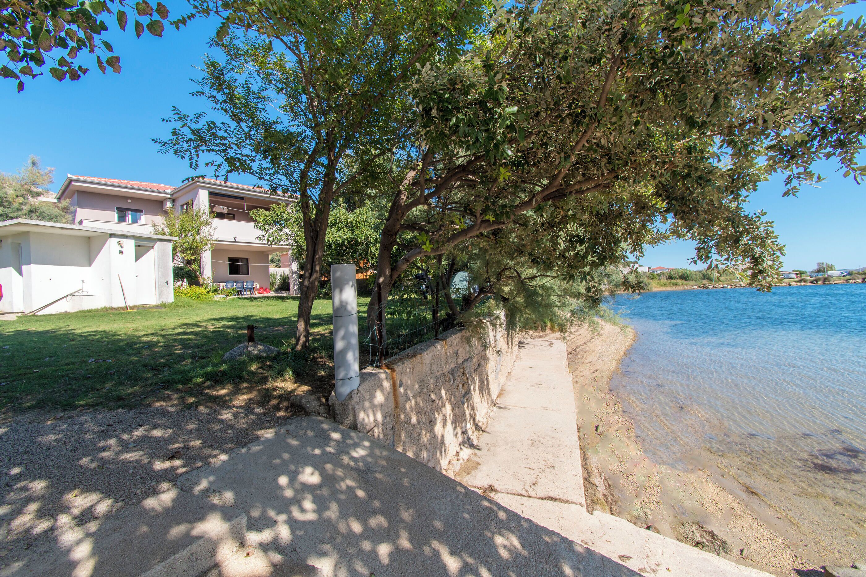 بالقرب من الشاطئ