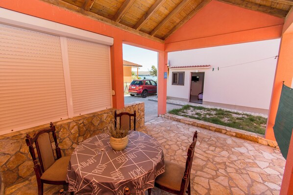 Studio (A2) | Terrace/patio - Apartment Duba by the sea (Pag)