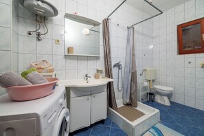 Apart Daire (A1) | Banyo | Duş, havlu, tuvalet kâğıdı
