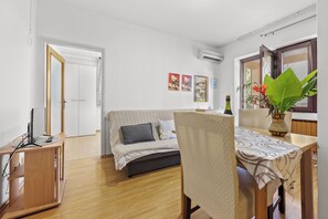 Apartemen (A2) | Tempat makan