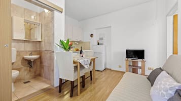 Apartment (A2) | Dining