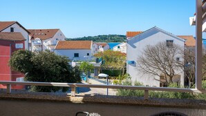 Eine Küstenstadt mit Gebäuden, blauem Himmel und Blick auf das Meer.