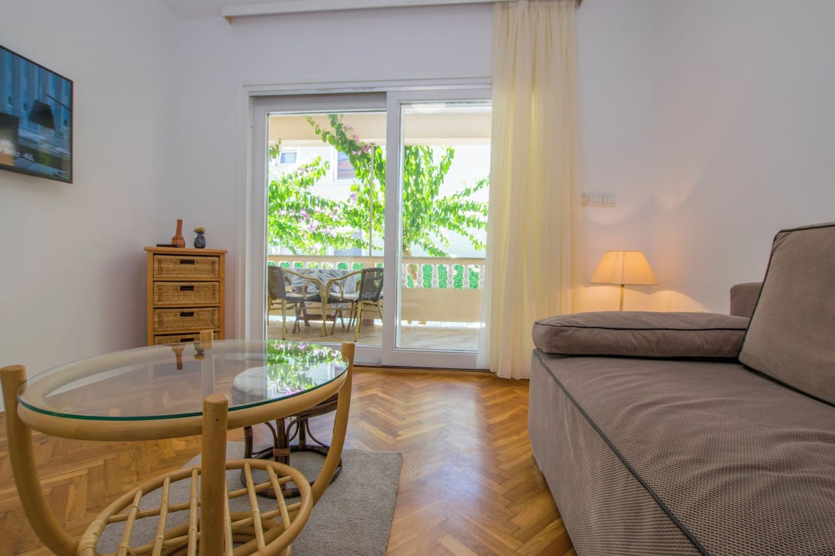 Apartemen (A1) | Ruang keluarga | Smart TV dan layanan streaming
