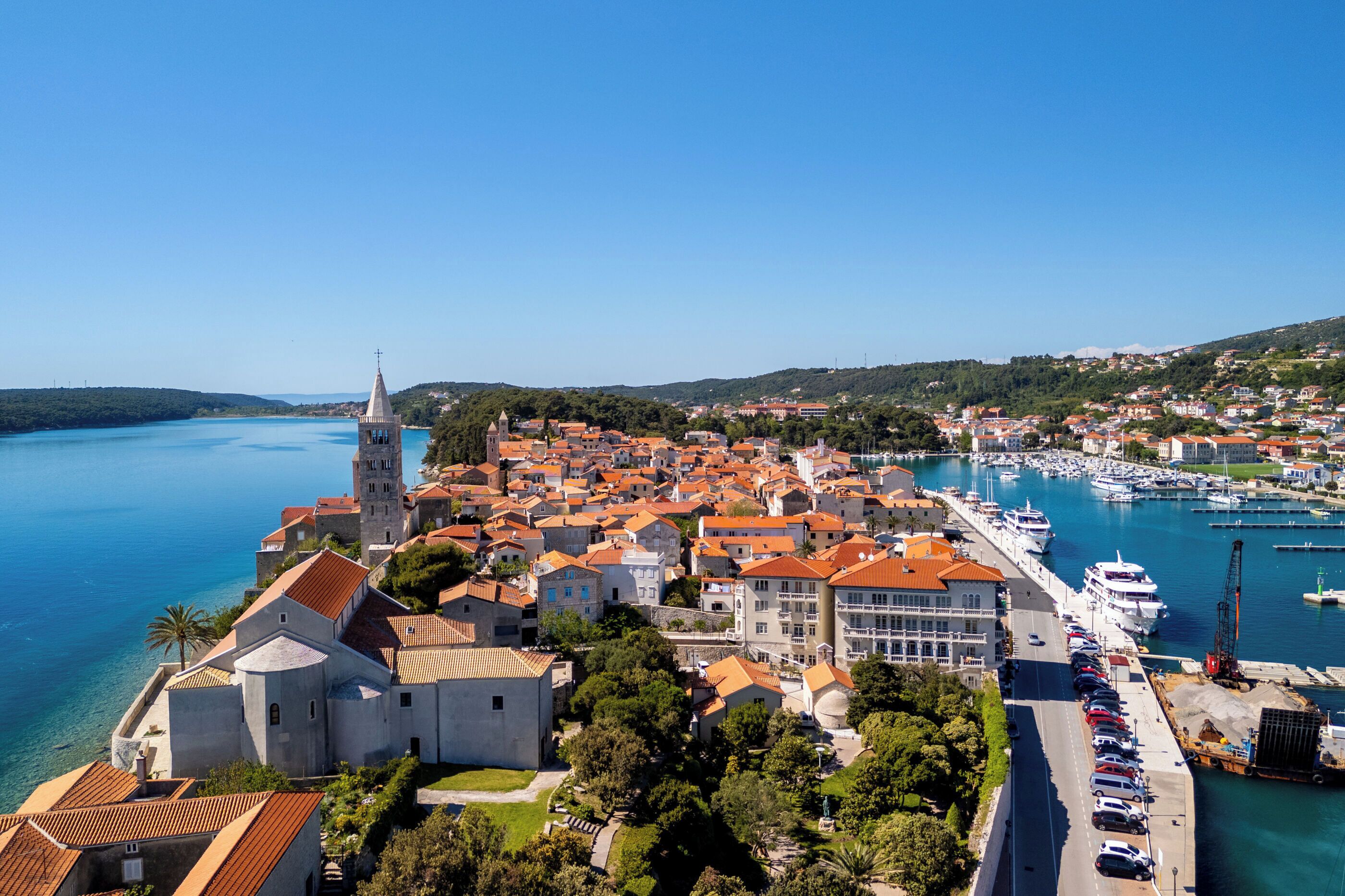 Une ville côtière qui se distingue par son église imposante, son port de plaisance et ses immeubles d’habitation aux toits recouverts de tuiles rouges.