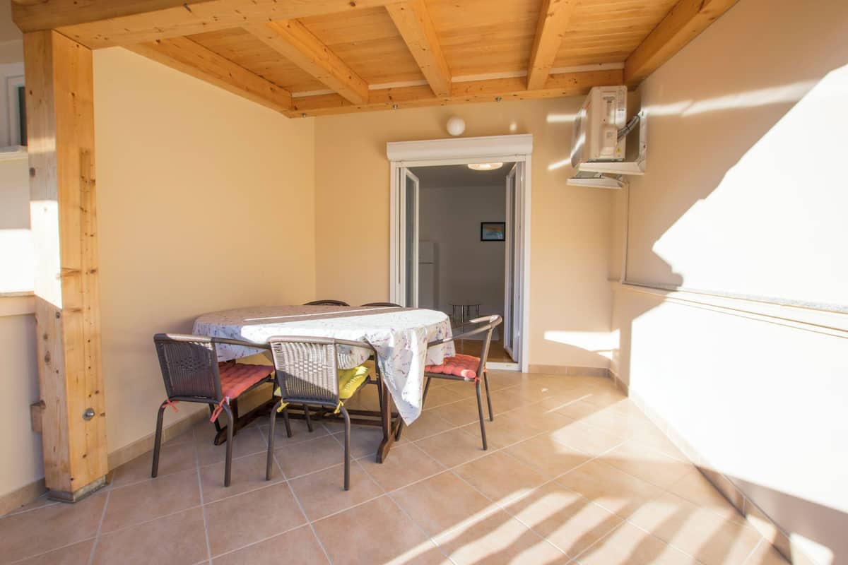 Apartemen (A4) | Tempat makan outdoor