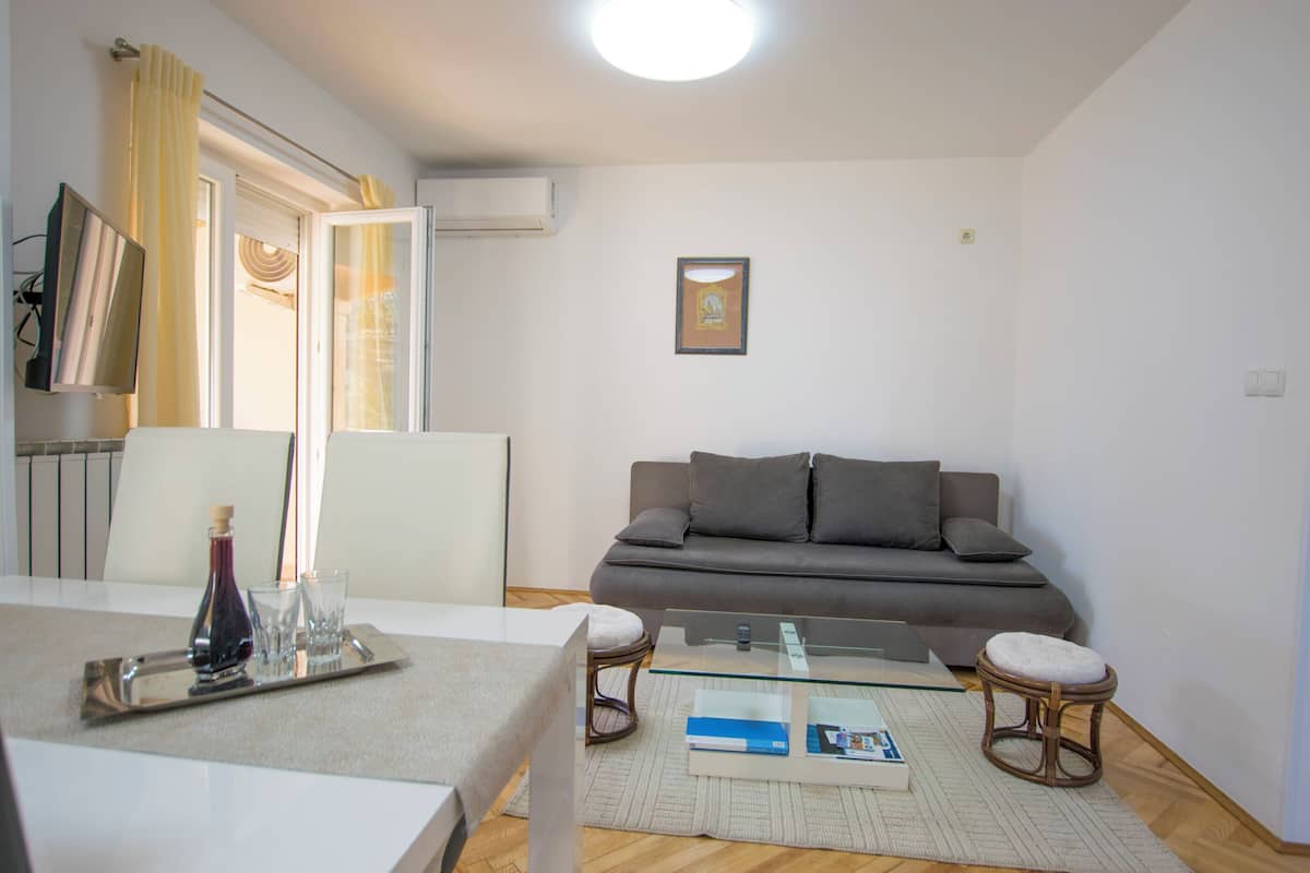 Apartemen (A2) | Ruang keluarga | Smart TV dan layanan streaming