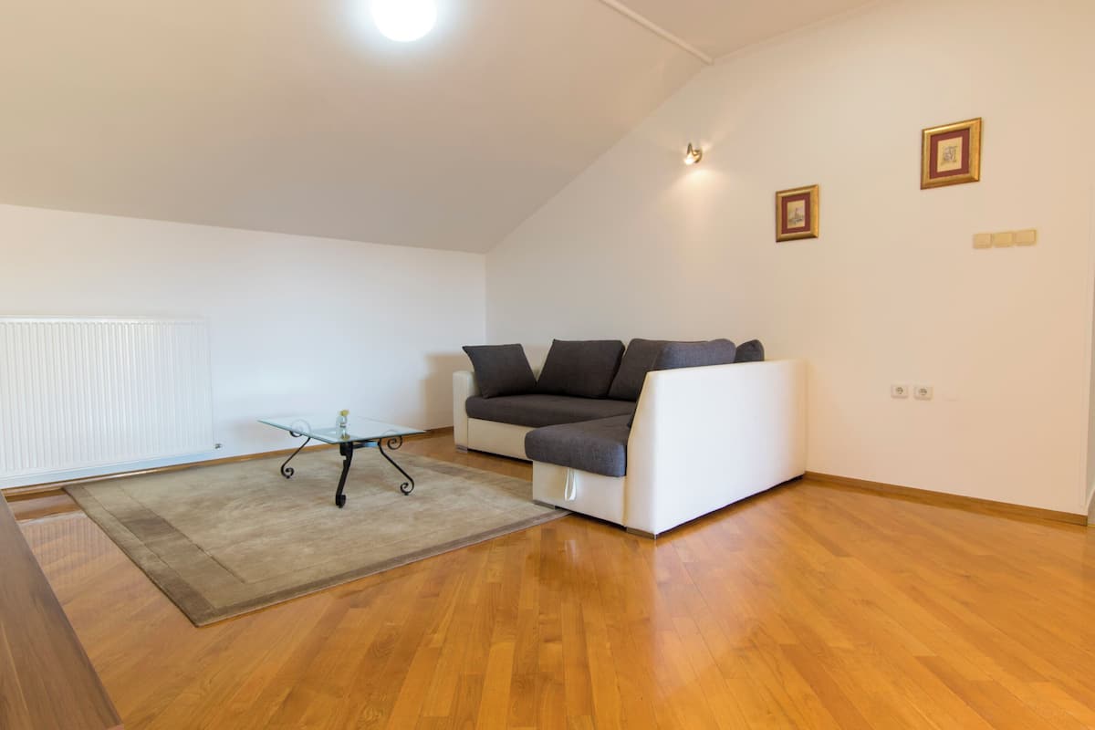 Apartemen (A5) | Ruang keluarga | Smart TV dan layanan streaming