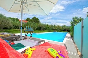 Utomhuspool och uppvärmd pool öppet dygnet runt, och parasoller