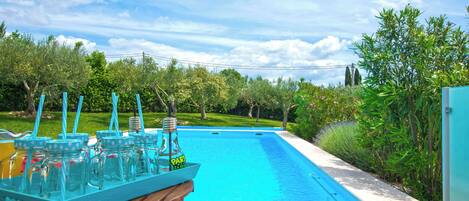 Piscine extérieure, piscine chauffée, parasols de plage