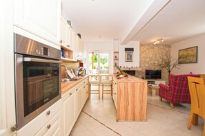 Casa | Cucina privata | Frigorifero, microonde, forno, piano cottura