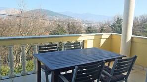Apartment (A1) | Tempat makan luar