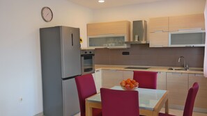 Appartement (A1) | Cuisine privée | Réfrigérateur, four à micro-ondes, un four, surface de cuisson