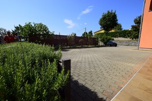 مواقف سيارات مجانية