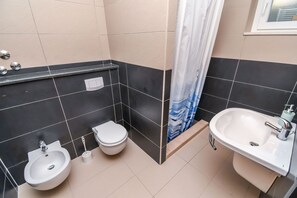Apartment (A1) | Bathroom | Shower, towels - Apartment Iveta (Okrug)
