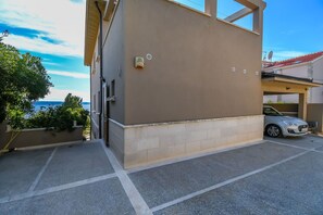 Free self parking - Apartment Iveta (Okrug)