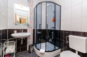 Estudio (A6) | Baño | Regadera, toallas, jabón, shampoo 