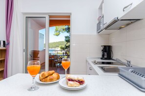 Estudio (A3) | Cocina privada | Refrigerador, microondas, parrilla de estufa y cafetera de espresso 