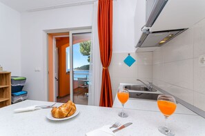 Studio (A6) | Private kitchen | Fridge, microwave, stovetop, espresso maker - Apartments Juka (Hvar)